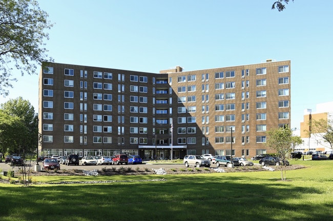 Villa Serena Senior Apartments in Cleveland, OH - Foto de edificio - Building Photo