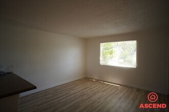 114 Hughes Ave in Bakersfield, CA - Foto de edificio - Building Photo