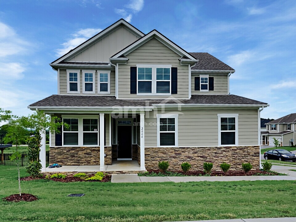 2000 Bennett Dr in Lebanon, TN - Building Photo