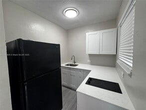 2377 NW 35th St in Miami, FL - Building Photo - Building Photo