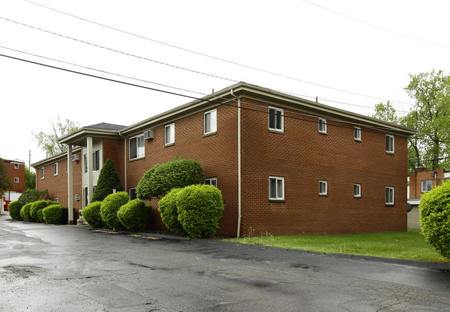 Hallwood Manor Apartments in Mentor, OH - Building Photo - Building Photo