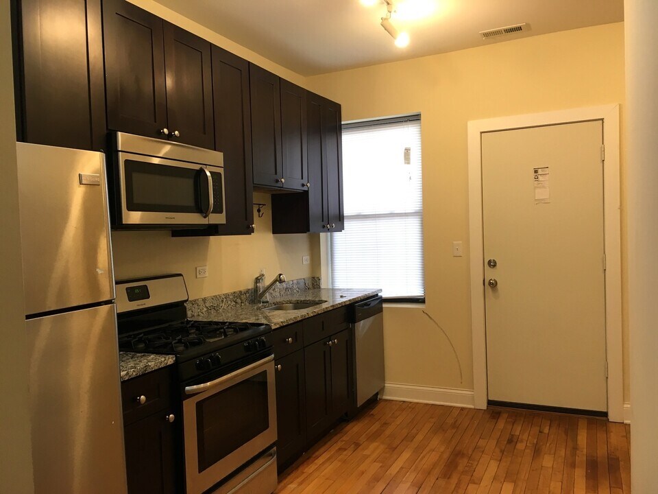 3216 W Argyle St, Unit 2 in Chicago, IL - Building Photo