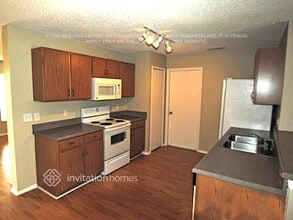 142 Lake Catherine Cir in Groveland, FL - Foto de edificio - Building Photo