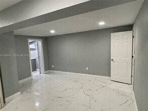 1221 NE 210th Terrace in Miami, FL - Foto de edificio - Building Photo