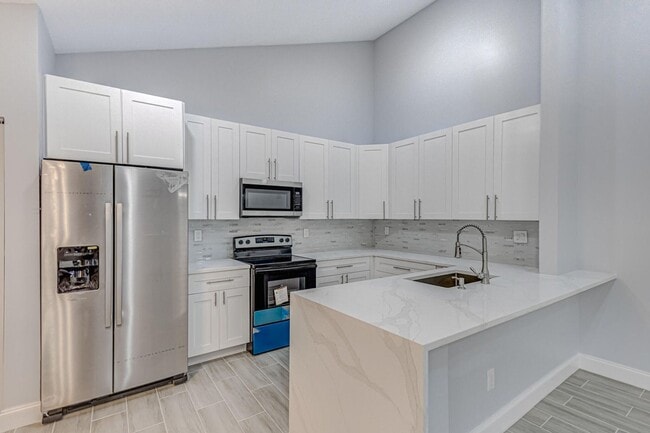 property at 1240 Summit Pl Cir