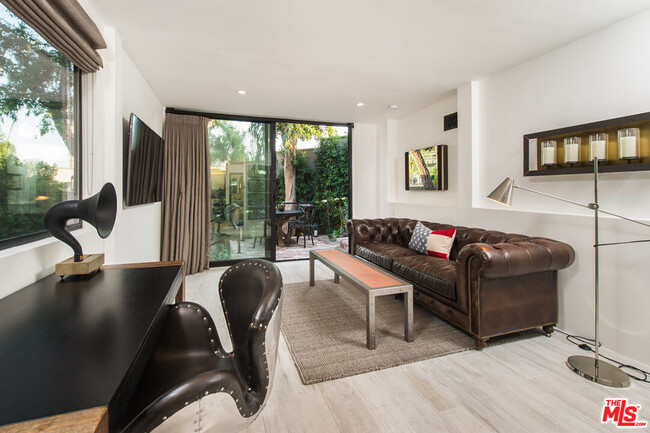 8555 W Sunset Blvd in West Hollywood, CA - Building Photo - Building Photo