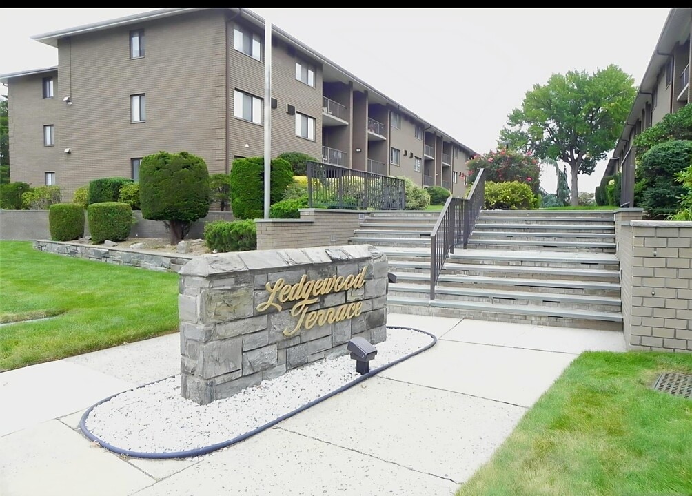 466 Liberty St in Little Ferry, NJ - Building Photo