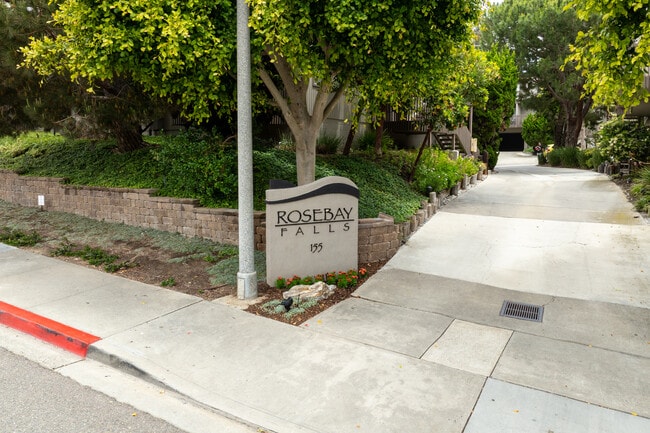 Rosebay Falls in Encinitas, CA - Foto de edificio - Building Photo