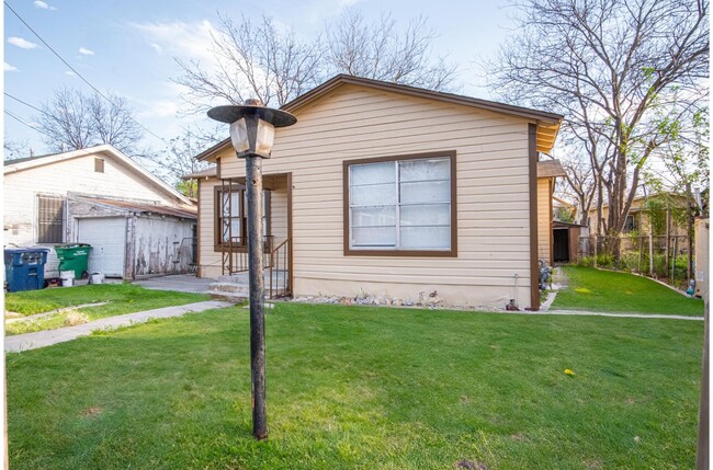 1908 Nolan St in San Antonio, TX - Building Photo - Building Photo