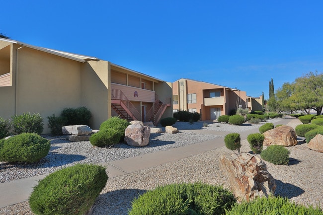 San Mateo Apartments in El Paso, TX - Foto de edificio - Building Photo