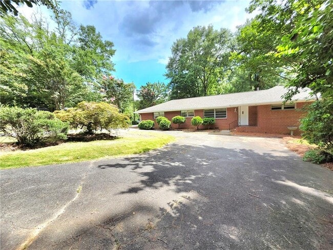 2497 N Druid Hills Rd NE in Atlanta, GA - Building Photo - Building Photo