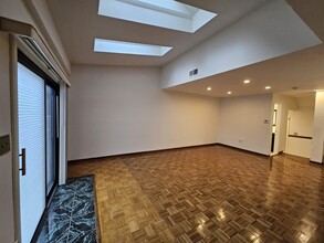 806 Spinnaker Ct in Secaucus, NJ - Building Photo - Building Photo