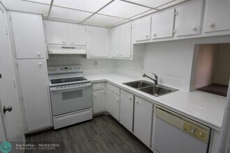 9159 SW 77th Ave in Miami, FL - Building Photo - Building Photo
