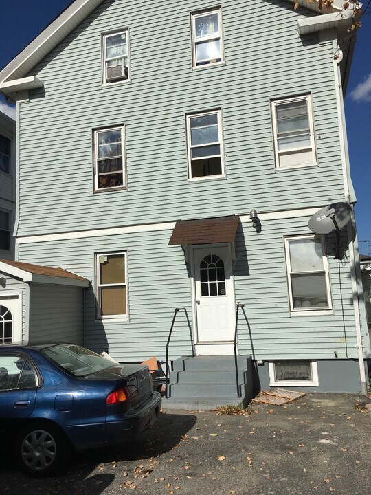 433 Walcott St, Unit 2 in Pawtucket, RI - Building Photo