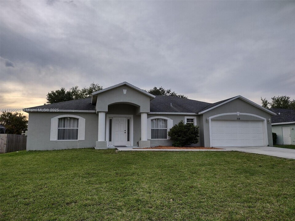 316 SW Kestor Dr in Port St. Lucie, FL - Building Photo