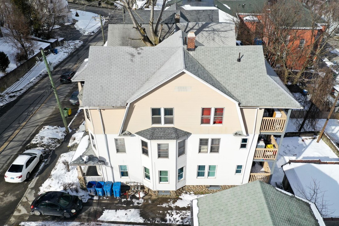 29 Highland Ave in Waterbury, CT - Building Photo