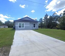922 Barcelona St E in Lehigh Acres, FL - Building Photo - Building Photo