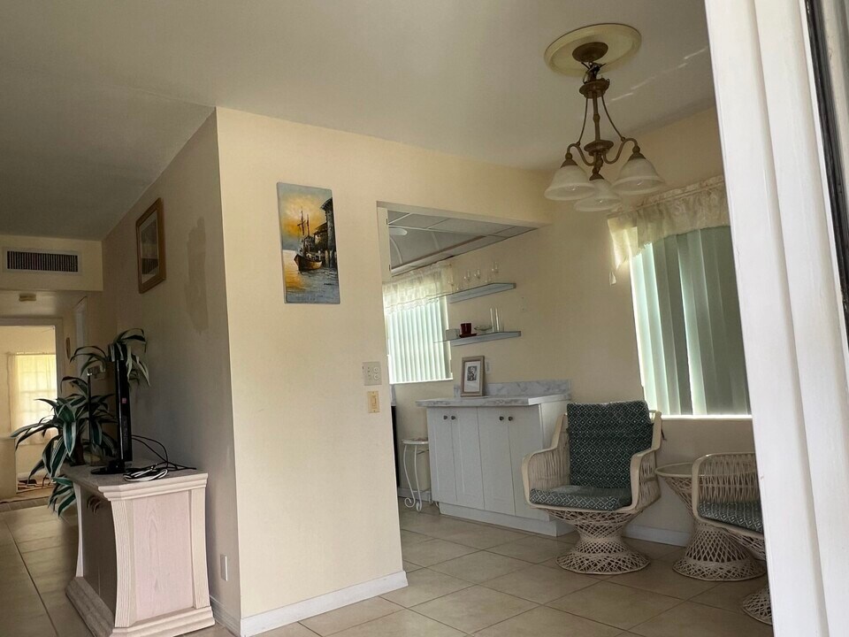 85 Coventry D in West Palm Beach, FL - Building Photo