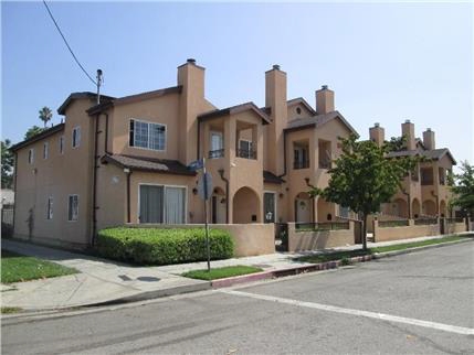 445 W 70th St in Los Angeles, CA - Building Photo