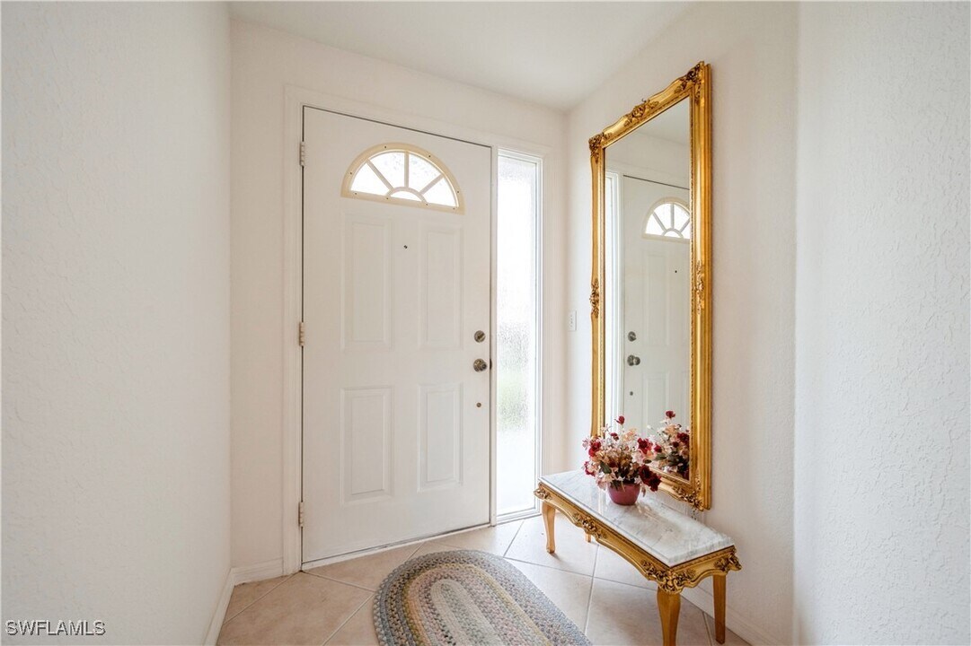 550 Gabriel Cir in Naples, FL - Building Photo