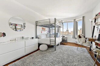 175 W 12th St in New York, NY - Building Photo - Building Photo