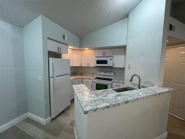 3310 Pinewalk Dr N-Unit -1835 in Margate, FL - Building Photo - Building Photo