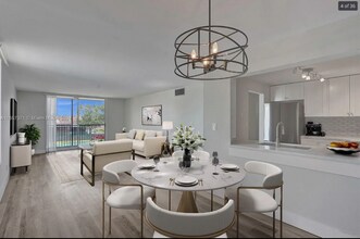 7175 Orange Dr in Davie, FL - Foto de edificio - Building Photo