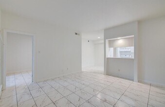 1818 Augusta Dr in Houston, TX - Building Photo - Building Photo