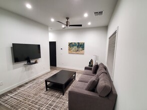 17556 Chase St, Unit 1 in Northridge, CA - Foto de edificio - Building Photo