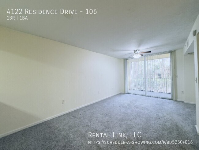 4122 Residence Drive in Ft. Myers, FL - Foto de edificio - Building Photo