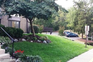 5180 Maris Ave, Unit 300 in Alexandria, VA - Building Photo