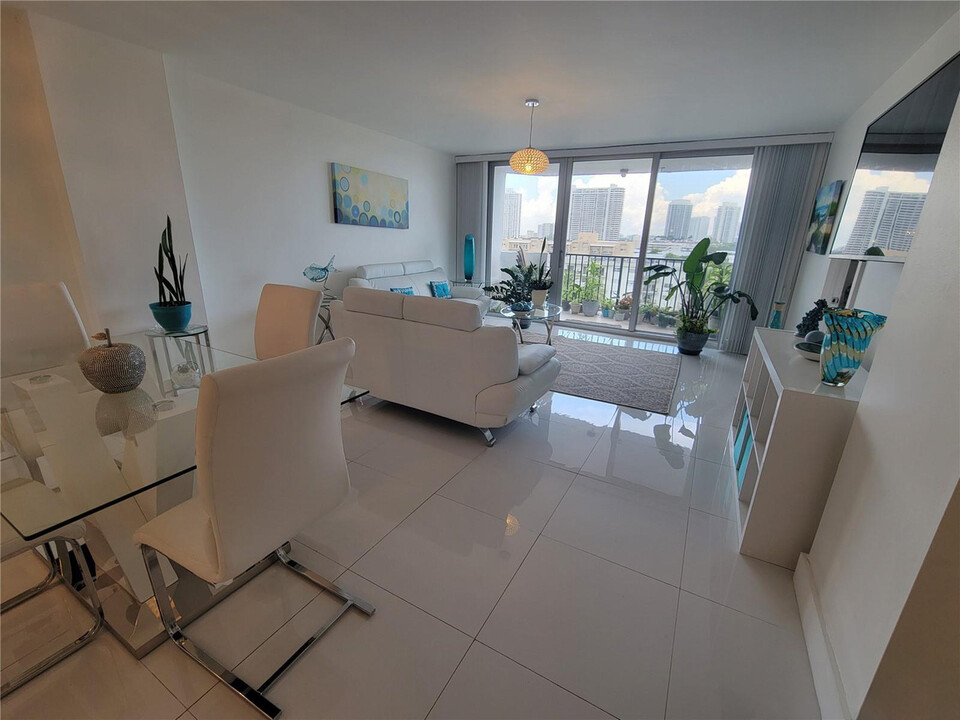 3703 NE 166th St, Unit 808 in North Miami Beach, FL - Building Photo