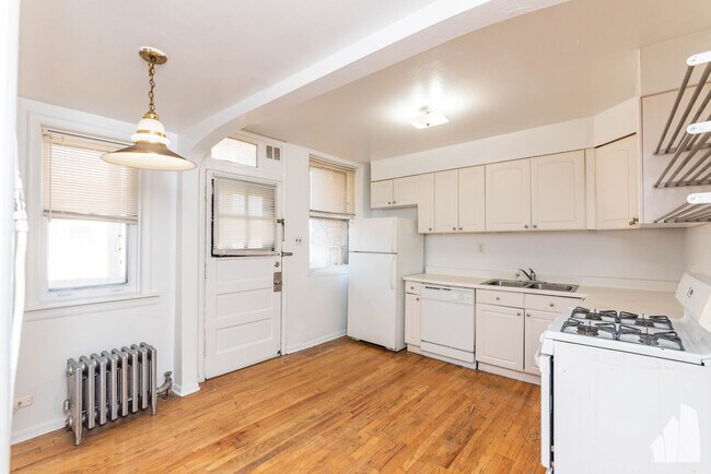 5805 N Washtenaw Ave, Unit 2 in Chicago, IL - Building Photo - Building Photo