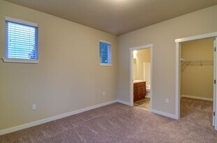 1643 Burnside Pl in Dupont, WA - Building Photo