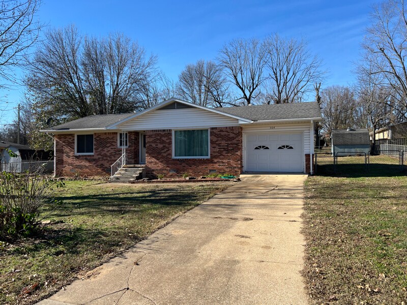 304 Smalley St in Berryville, AR - Building Photo