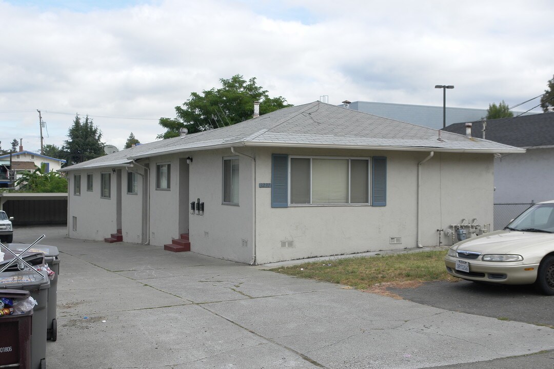 3237 Courtland Ave in Oakland, CA - Foto de edificio
