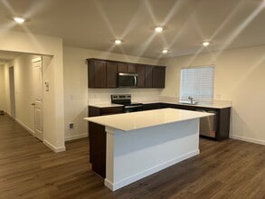 17102 126th Street Ct E in Bonney Lake, WA - Foto de edificio - Building Photo