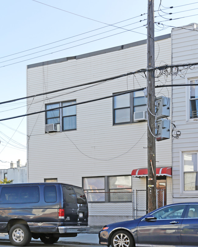 6401 Forest Ave in Ridgewood, NY - Foto de edificio - Building Photo
