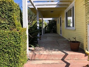 10516 Blythe Ave in Los Angeles, CA - Foto de edificio - Building Photo