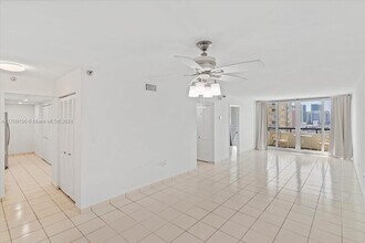 3200 Collins Ave, Unit 11-6 in Miami Beach, FL - Building Photo - Building Photo