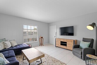 2221 NE 68th St in Fort Lauderdale, FL - Building Photo - Building Photo