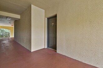 6556 Emerald Dunes Dr in Royal Palm Beach, FL - Building Photo - Building Photo