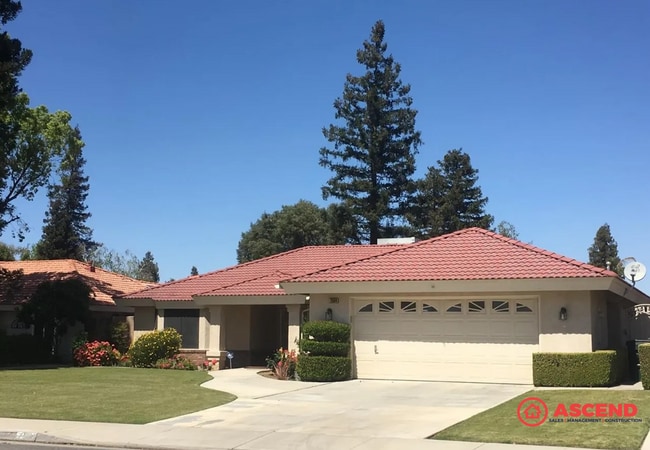 7504 Feather River Dr in Bakersfield, CA - Building Photo - Building Photo