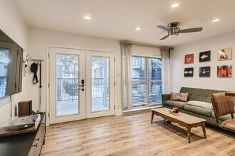 1304 Summit St, Unit 114 in Austin, TX - Building Photo - Building Photo