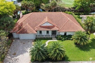 4934 NW 94th Doral Pl in Doral, FL - Foto de edificio - Building Photo