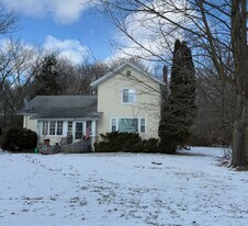 1106 Napoleon Rd in Jackson, MI - Building Photo