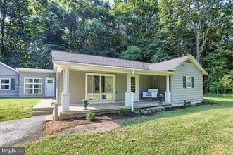 2052 Foxianna Rd in Middletown, PA - Foto de edificio - Building Photo