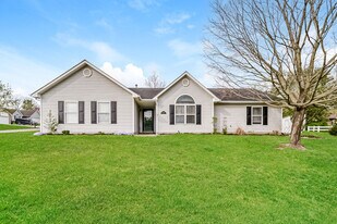 690 W Arielle Ct in Monroe, OH - Building Photo