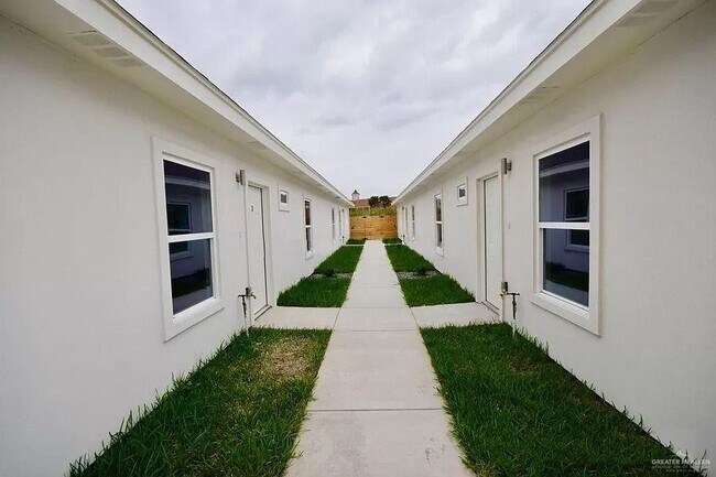 1412 S Iris St in Pharr, TX - Building Photo - Building Photo
