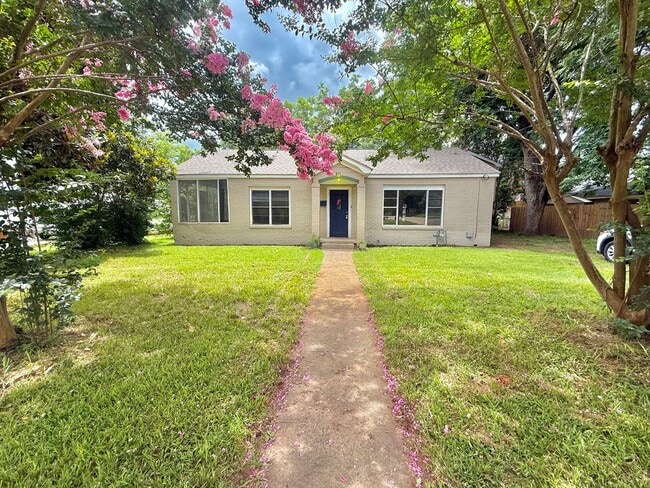 property at 811 Kickapoo St